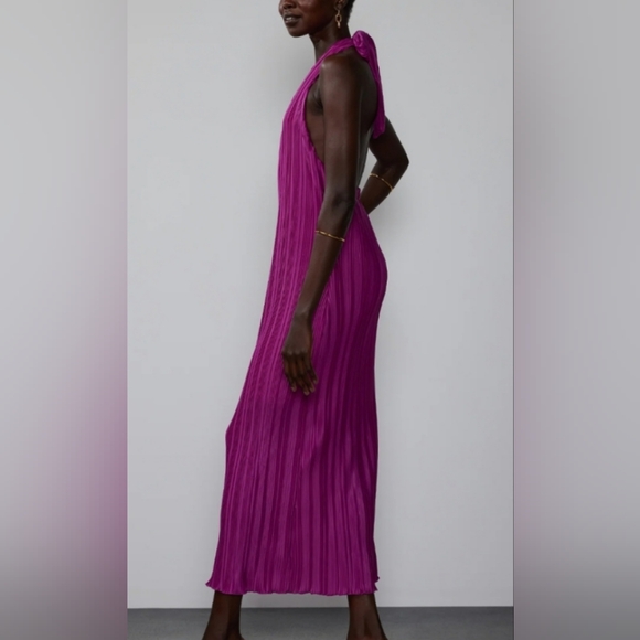 💜V-Neck Halter Plisse Dress - Picture 2 of 8